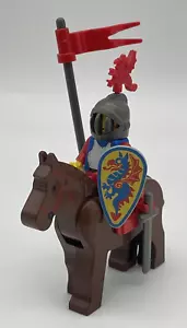 LEGO Minifiguren Ritter mit roter Drachenfeder & braunem Pferd mit rotem Sattel, 6086 - Bild 1 von 11