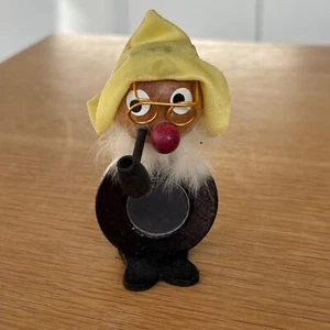 Vintage Dänischer alter Mann mit Pfeife Holzfigur Magnet Mid Century Troll MCM - Bild 1 von 11
