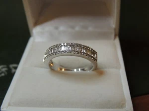 Demi-alliance or blanc 18 carats et diamants baguettes - Bild 1 von 10