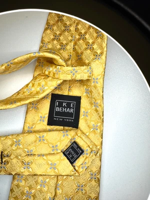Ike Behar Yellow Silk Tie – Floral Geometric Pattern – Made in USA – 100% Silk Foto 1 de 3