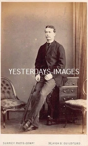 Mann sitzt auf Schreibtisch Regenschirm Guildford viktorianische Carte de Visite CDV-Foto  - Bild 1 von 3