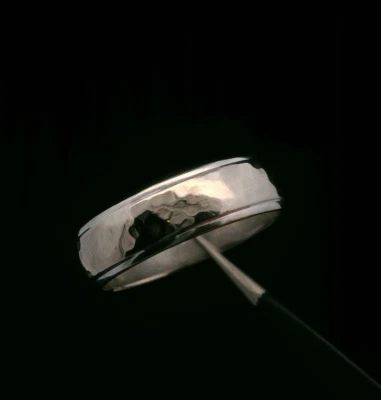 Anillo de oro blanco de 14 quilates con banda lisa para hombre - talla 9 - 5,60 g (3,60 DWT) Foto 1 de 4