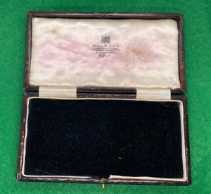 ANTICA SPILLA PORTAGIOIE VINTAGE PELLE VELLUTO LAVORATO VETRINA MARRONE - Foto 1 di 4