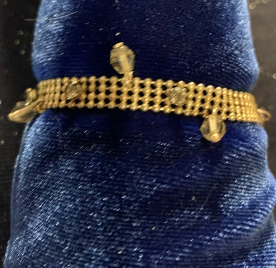 Pulsera vintage con pedrería y colgantes Foto 1 de 4