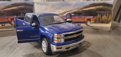 NORSCOT 1/24 BLUE 2014-15 CHEVY SILVERADO Z71 TRUCK NEW IN BOX - Image 1 of 4