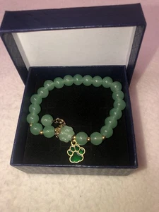 Armband Grün Kunststoff Perlen Stretch Schmuck In Box. Mit Pfotenabdruck Anhänger - Bild 1 von 8