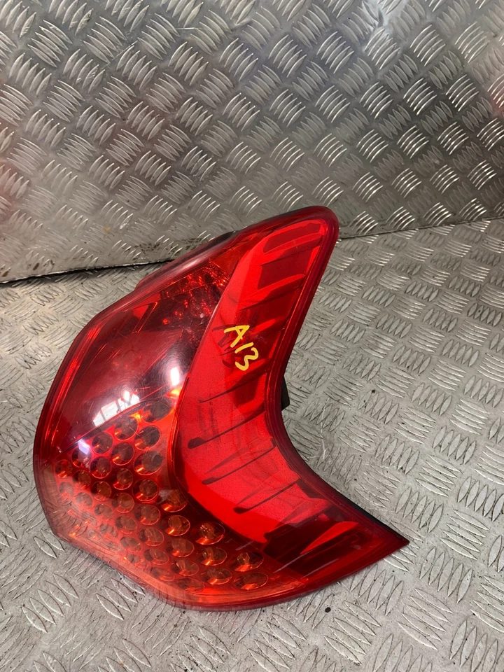 Peugeot 308 2011 luz trasera lado conductor #2 Foto 1 de 4