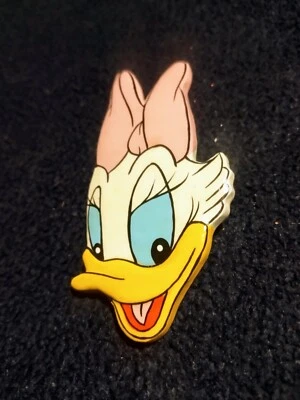 Disney Brosche "Daisy Duck", Leichtholz, handbemalt und -lackiert  - Bild 1 von 2