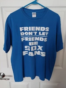 Chicago Cubs Wrigley T-Shirt "Friends Don't Let Friends Be Sox Fans" Größe L, gebraucht, in einwandfreiem Zustand - Bild 1 von 3