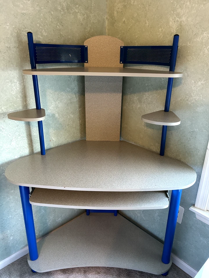 Escritorio esquinero de madera, postes azules, madera gris, casquillo, teclado extraíble, almacenamiento Foto 1 de 4