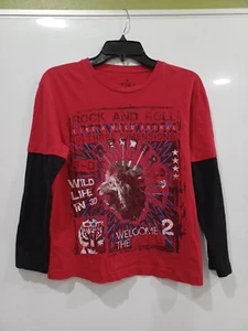 2761 La Vida Imita El Arte Youth XL Red/blk Long Slv R&R In 3-D Graphic Tshirt - Picture 1 of 6