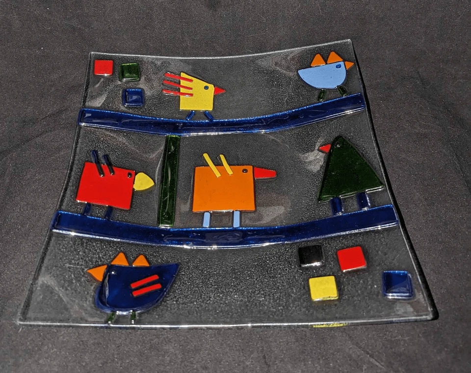 Caprichosa Bandeja Geométrica Pájaros Vidrio Brillante Fundido con Colores Primarios 12"X 12. Foto 1 de 2