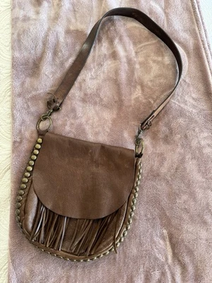 Bandolera McFadin de cuero con falda de flecos Foto 1 de 4