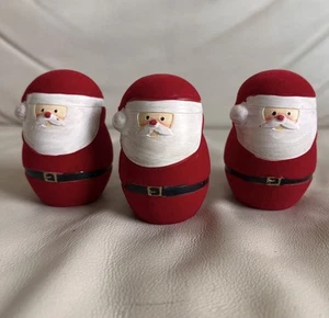 Set di tre statuine di Babbo Natale rosse in legno dipinte a mano - Foto 1 di 4