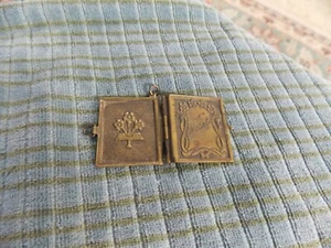 Antiker Mosel Buchstabe WACHS SIEGEL klappbarer 2-seitiger Anhänger 1 1/8" sehr guter Zustand! - Bild 1 von 3