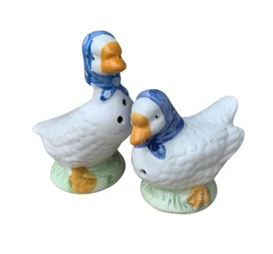 Vintage Keramik Gänse tragen blaue Schals Salz & Pfefferstreuer - Bild 1 von 6