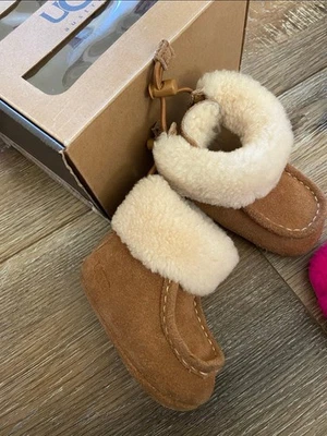 Botas de bebé Ugg talla 1 recién nacido  Foto 1 de 2