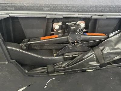 Gato de piso usado para: Nissan Pathfinder 2019 grado A Foto 1 de 4