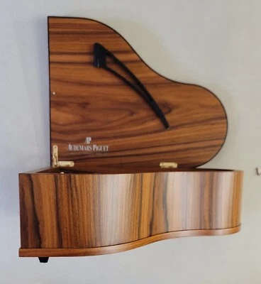Auténtico amplificador de sonido Audemars Piguet caja de resonancia en forma de piano  Foto 1 de 4