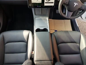 Tesla 5YJY Model Y Long Range 2022 Mittelkonsole Leder Armlehne - Bild 1 von 18