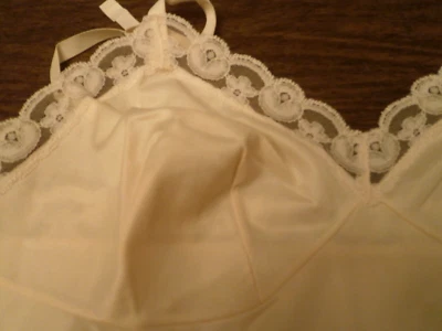 Corto vintage años 80 LORRAINE MARFIL sin tirantes completos con ribete de encaje talla 36 en muy buen estado+ Foto 1 de 4