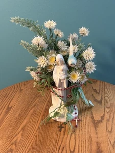 Gebrauchte Heilige Maria hält Jesus in einer weißen Blumenvase mit einem Bluebird & Rosery - Bild 1 von 6