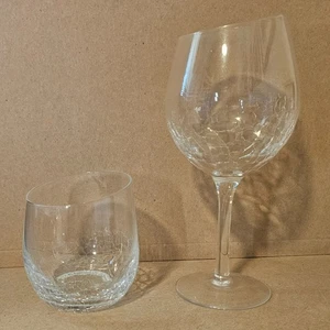Juego de 2 copas de vino Pier 1 Crackle transparente inclinado sin tallo - Imagen 1 de 7