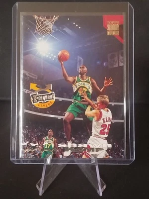 1993-94 Topps Stadium Club #355 - Frequent Flyers - Shawn Kemp - Photo 1/2