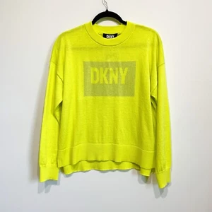 ¡Oferta! Suéter de cuello redondo con logotipo tachonado DKNY $89 para mujer en amarillo talla M - Imagen 1 de 6