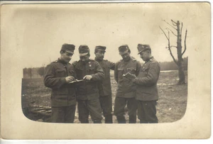 1. WK Foto Gruppe KuK Soldaten Mütze Kappenabzeichen  feldgrau Uniform - Bild 1 von 1