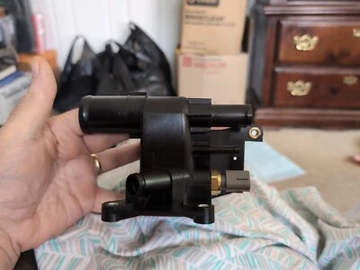 Reemplazo de carcasa del termostato de salida de agua de refrigerante del motor para Mazda 3 5 6 2002-2013 Foto 1 de 4