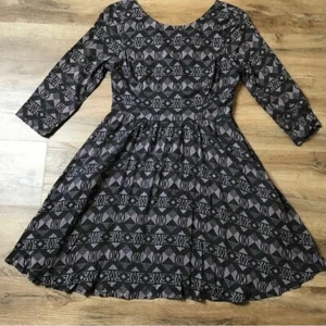Üppiges Kleid Gr. M Langarm A-Linie Geometrisches Tribal Print Grau Lila Neu mit Etikett - Bild 1 von 15