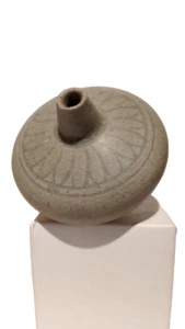 Jarlet con chorro esmaltado Longquan de la dinastía Song con flor incisa - Imagen 1 de 16
