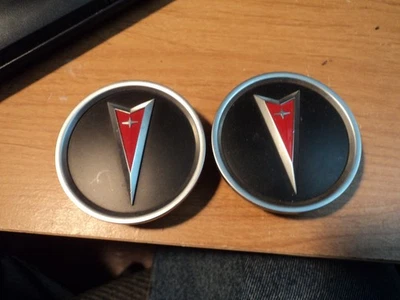 Пара оригинальных центральных колпаков для Pontiac G8 GTO 2004-2009 годов выпуска цвет древесный уголь 92155956 - Изображение 1 из 4