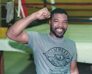AARON PRYOR  BOXING HOFer  10x8 AFTER TRAINING WORK OUT PHOTOGRAPH - Picture 1 of 2