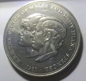 British Commemorative 1981 Lady Diana Spencer And Prince Charles Now King - Picture 1 of 2
