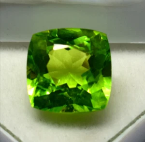 10.25ct natural peridot green color with cushion cut dimension 11.21X11.21X7.38m - Picture 1 of 3
