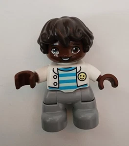 Duplo Figure Lego Ville Child Boy Light Bluish Gray Legs White Jacket - Imagen 1 de 2
