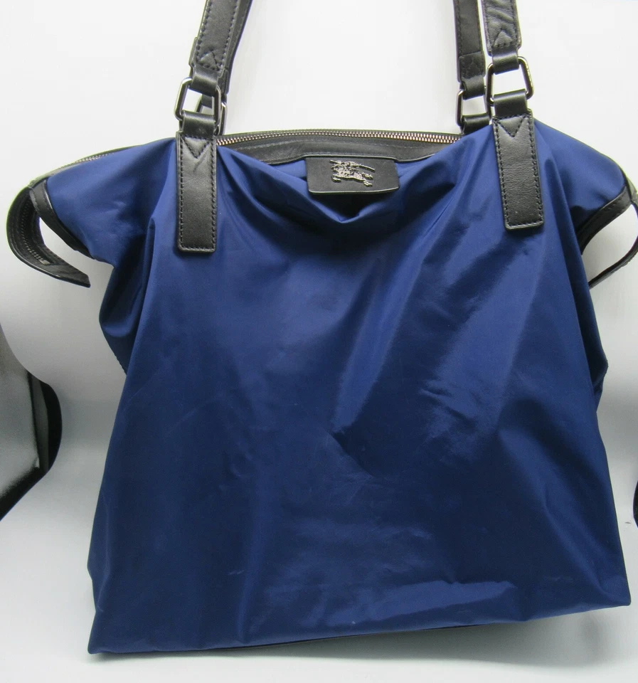 Bolso grande Burberry azul nailon con forro a cuadros Nova y asas de cuero Foto 1 de 4