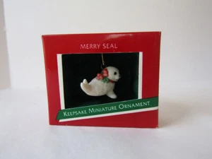 Punze Miniatur Ornament Merry Seal, Robbenwelpe mit Schleife von 1989 QXM575-5 - Bild 1 von 7