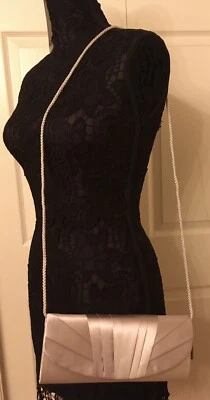 Bolso sin asas Jessica McClintock Angel para mujer satinado plateado esmoquin solapa noche NUEVO Foto 1 de 4