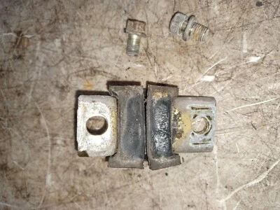 (1) 99-03 Mitsubishi Galant Front Sway Bar Suspension Stabilizer Bushing Mount - Image 1 of 4