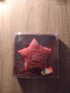 Große Sternenkerze Rot mit Schneeflocken Muster in einer Holzschachtel - Bild 1 von 2