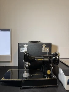 1948 Singer Featherweight 221-1 Serie 3 Motor Nähmaschine mit Zubehör - Bild 1 von 24