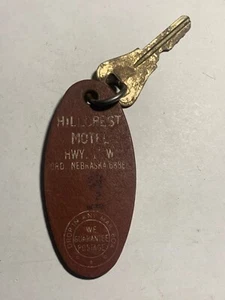 Hillcrest Motel Hotel Room Key Fob with Key Ord Nebraska #9 RARE - Imagen 1 de 2