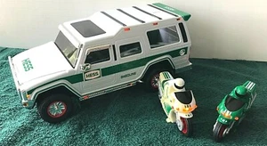 Hess 2004 Sport Utility Vehicle mit Motorrädern Hess Sammelwagen - Bild 1 von 12