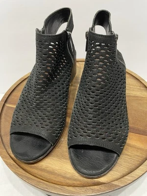 Botín al tobillo Lucky Brand Nelwyna negro perforado punta abierta tacón bloque para mujer 7,5 Foto 1 de 4