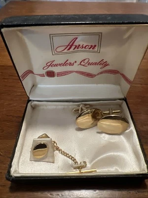 Juego de gemelos y pasadores de corbata Anson Karatclad tono dorado nuevo en caja lata mamografía Foto 1 de 4