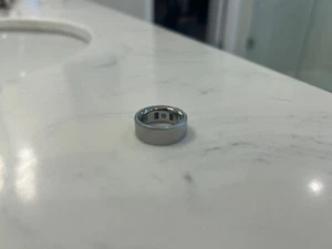 oura ring 4 Brushed Silver Oura Ring 4 Brushed Silver Size Later size 6 runs sma - Picture 1 of 3