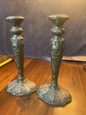 Limpio par de candelabros antiguos de placa de plata repujados escenas holandesas Foto 1 de 4